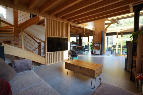 Chalet Lumineux Dans la Nature