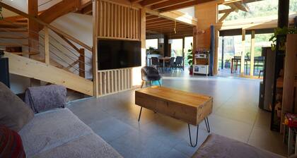 Chalet Lumineux Dans la Nature