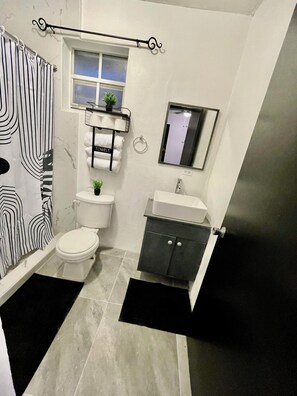 Towels, soap, toilet paper - Private Hidden Escape with 1 bedroom and AC, WiFi in beautiful Nassau! (Nassau)