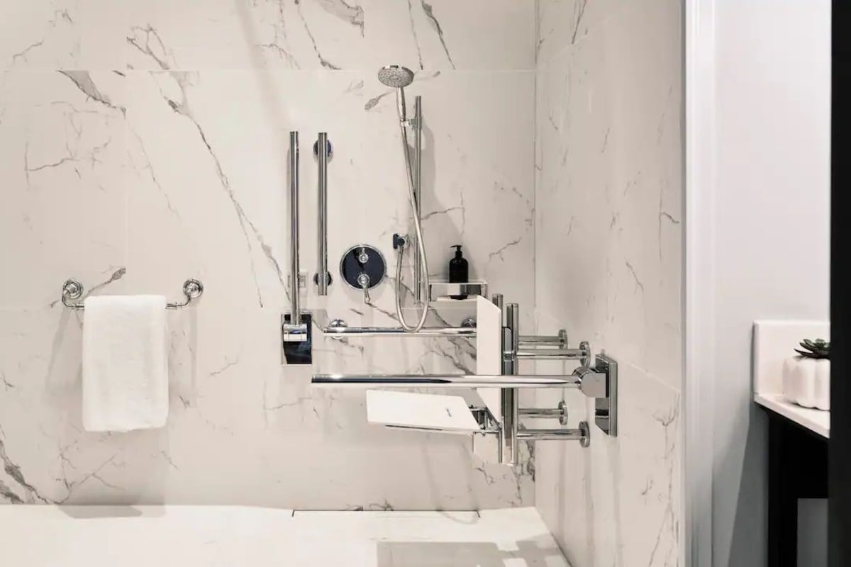 Baño | Bañera y ducha independientes y artículos de higiene personal de diseño