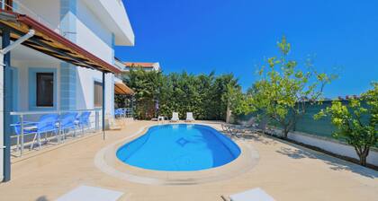Talia deniz manzaralı 4 odalı lüks Villa