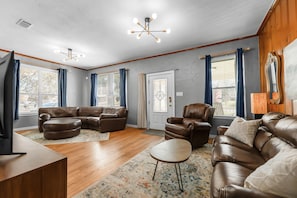 Smart TV - The Grove: King Beds-100" TV-Close to Texas A&M (Bryan)