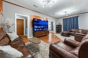 Smart TV - The Grove: King Beds-100" TV-Close to Texas A&M (Bryan)