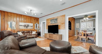 The Grove: King Beds-100" TV-Close to Texas A&M