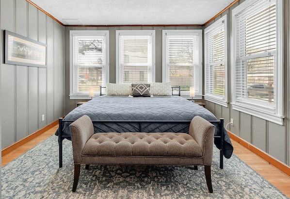 3 habitaciones, tabla de planchar con plancha, wifi y ropa de cama 