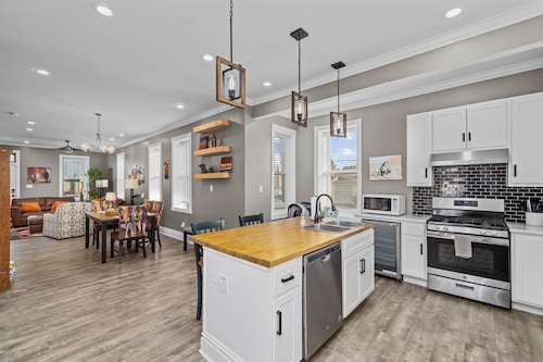 Family-Friendly Comfort in St Louis-Crib,Booster Seat, High Chair & Backyard Fun