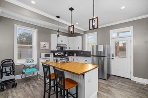 ثلاجة، ميكروويف، فرن، موقد طهي مسطح