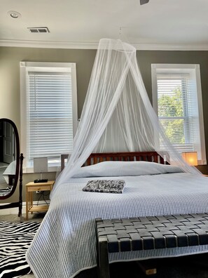 3 makuuhuonetta, työpöytä, silitysrauta/-lauta, vauvan matkasänky