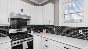 Frigorífic, microones, forn i placa de cuina