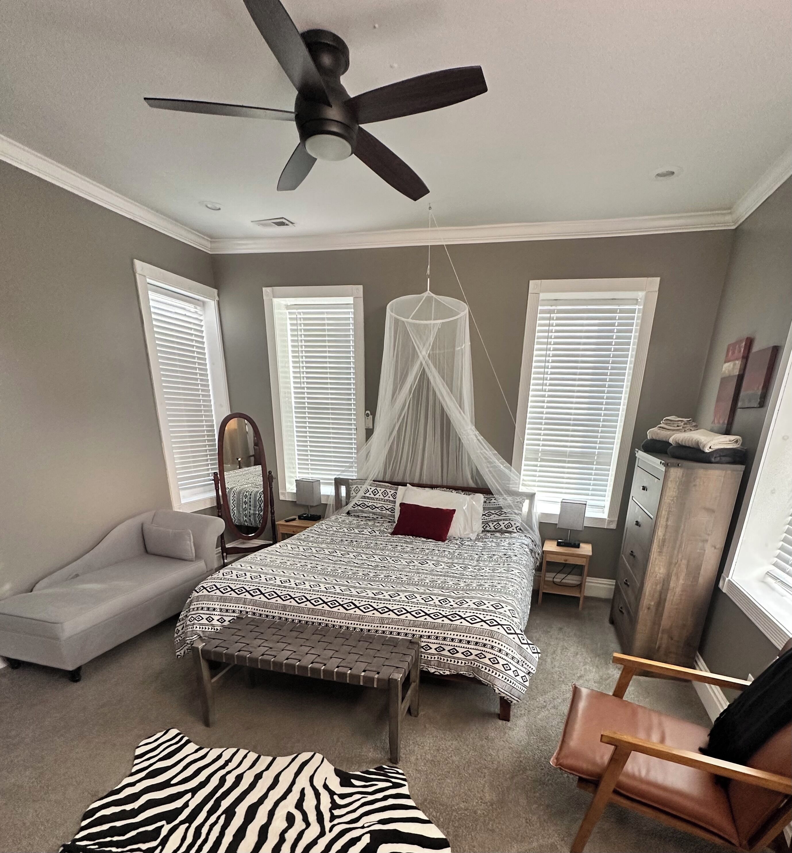 3 bedrooms, desk, iron/ironing board, travel cot