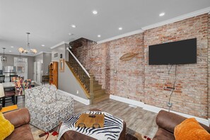 Smart TV, video games, books - Spacious Family-Friendly w/Crib, King Bed, & Secured Parking (St. Louis)