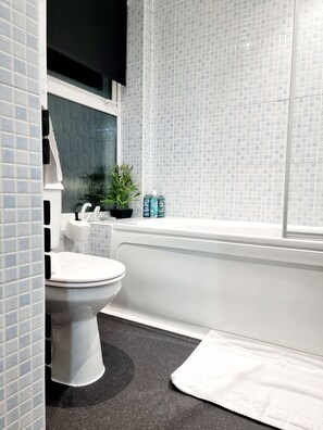 Haartrockner, Handtücher, Seife, Shampoo