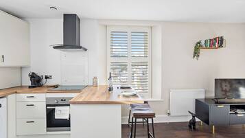Fridge, oven, coffee/tea maker, electric kettle