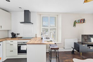 Geladeira, fogão, cafeteira/chaleira, chaleira elétrica