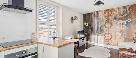 Fridge, oven, coffee/tea maker, electric kettle