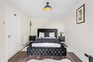 1 dormitori, planxa i posts de planxar i un bressol de viatge 