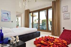 Svíta - verönd | Rúmföt af bestu gerð, dúnsængur, míníbar, öryggishólf í herbergi