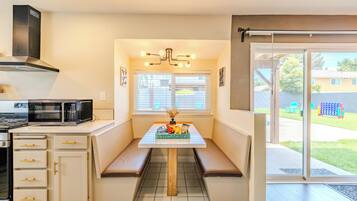 KylskÄp, mikrovÄgsugn, ugn och spishÀll