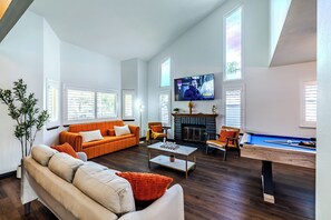 Smart TV, video games - FAMILY HEATED POOL HOME/ 4BR/ KING BED Suite/Arcade Games/Billiard Table/Slp12 (Rialto)