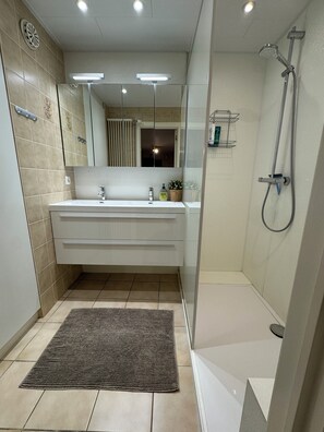 Hair dryer, soap, shampoo, toilet paper - Suite Baptiste. Beachfront (Koksijde)