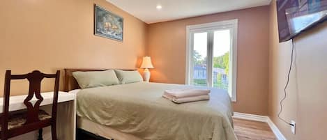 Habitación clásica, 1 cama Queen size, baño compartido | Sábanas de algodón egipcio, ropa de cama de alta calidad y escritorio