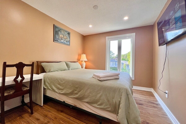 Classic-rum - 1 queensize-säng - delat badrum | Egyptiska bomullslakan, sängtillbehör av högsta kvalitet och skrivbord