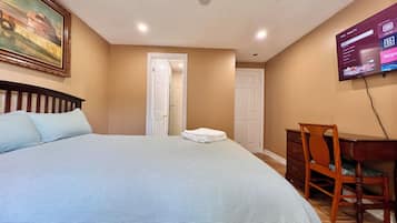 Deluxe Room, 1 Queen Bed, Private Bathroom | Egyptian cotton sheets, premium bedding, desk, laptop workspace