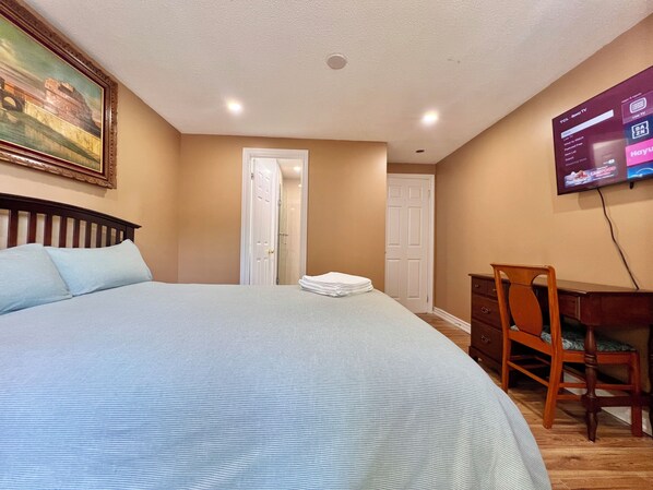 Deluxe Room, 1 Queen Bed, Private Bathroom | Egyptian cotton sheets, premium bedding, desk, laptop workspace - Cozy Home Near Transit & Hillcrest Mall with Free Parking (Richmond Hill)