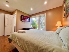 Deluxe Double Room, 1 Queen Bed, Private Bathroom | Egyptian cotton sheets, premium bedding, desk, laptop workspace - Cozy Home Near Transit & Hillcrest Mall with Free Parking (Richmond Hill)
