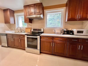 Kjøleskap, mikrobølgeovn, ovn og kokeplater