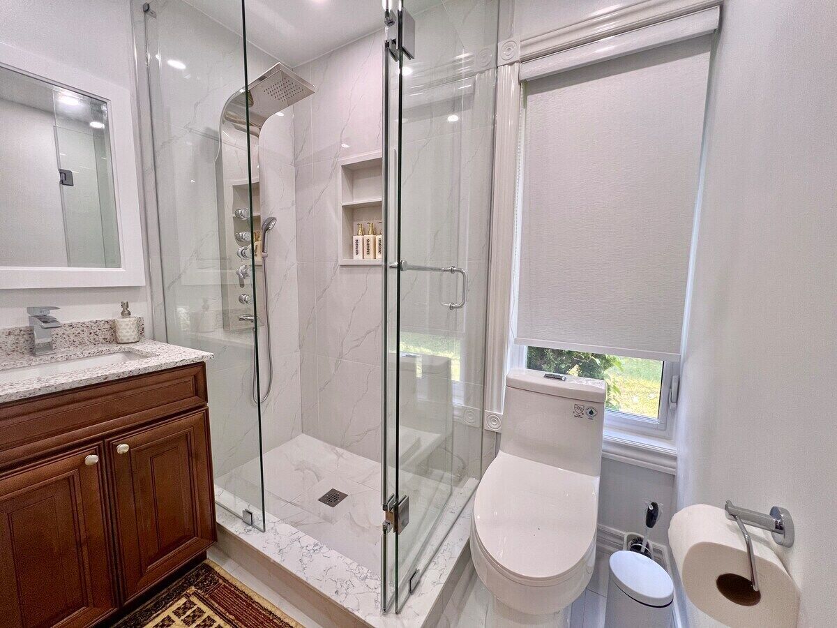 Ducha, cabezal de ducha con hidromasaje, secador de pelo, toallas