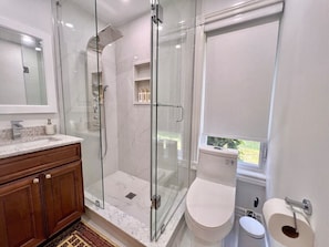 Rom – premium, 1 queensize-seng, privat bad | Bad | Dusj, dusjhode med hydromassaje, hårføner og håndklær