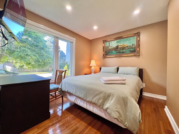 Premium Room, 1 Queen Bed, Private Bathroom | Egyptian cotton sheets, premium bedding, desk, laptop workspace