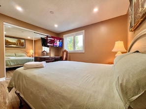 Rom – comfort, 1 queensize-seng, delt bad | Sengetøy i egyptisk bomull, sengetøy av topp kvalitet og skrivebord