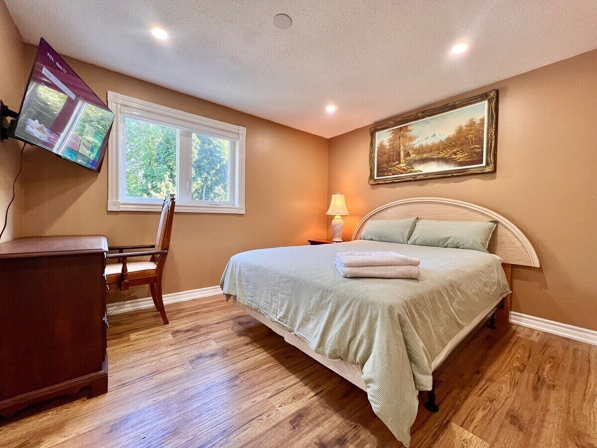 Rom – comfort, 1 queensize-seng, delt bad | Sengetøy i egyptisk bomull, sengetøy av topp kvalitet og skrivebord