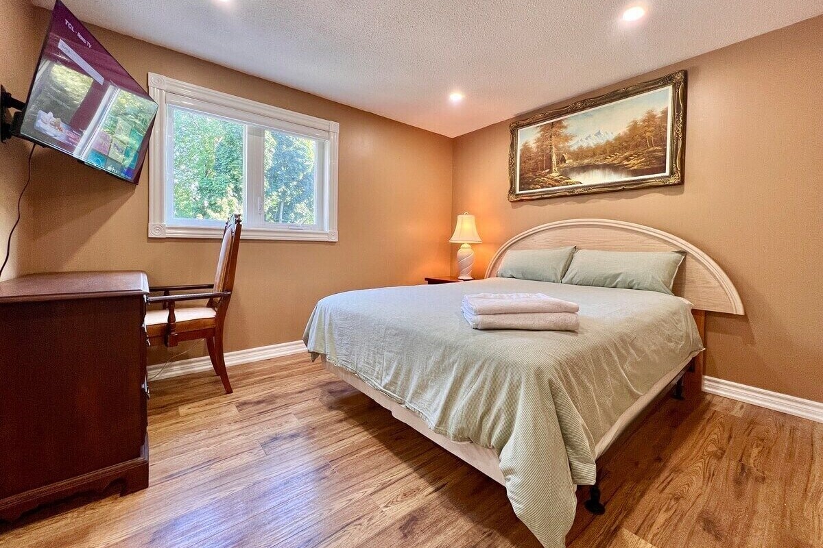 Rom – comfort, 1 queensize-seng, delt bad | Sengetøy i egyptisk bomull, sengetøy av topp kvalitet og skrivebord