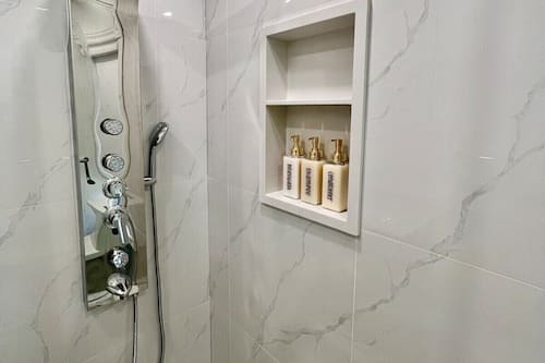 Habitación Deluxe doble, 1 cama de matrimonio, baño privado | Baño | Ducha, cabezal de ducha con hidromasaje, secador de pelo y toallas