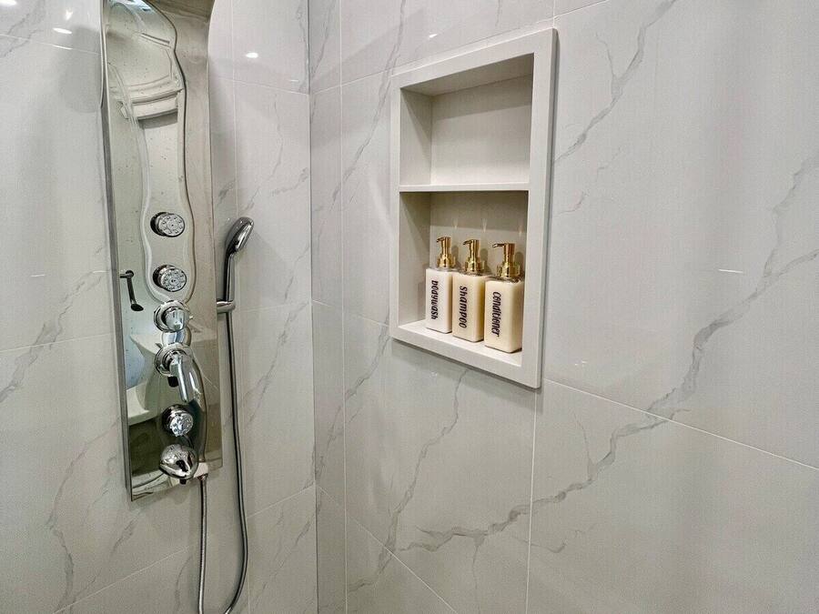Deluxe Double Room, 1 Queen Bed, Private Bathroom | Bathroom | Shower, hydromassage showerhead, hair dryer, towels