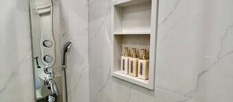 Cozy Home Near Transit & Hillcrest Mall with Free Parking