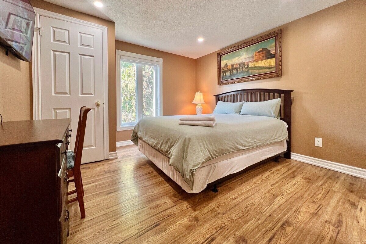 Rom – deluxe, 1 queensize-seng, privat bad | Sengetøy i egyptisk bomull, sengetøy av topp kvalitet og skrivebord