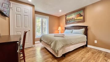 Deluxe Room, 1 Queen Bed, Private Bathroom