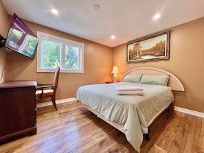 Comfort Room, 1 Queen Bed, Shared Bathroom | Egyptian cotton sheets, premium bedding, desk, laptop workspace