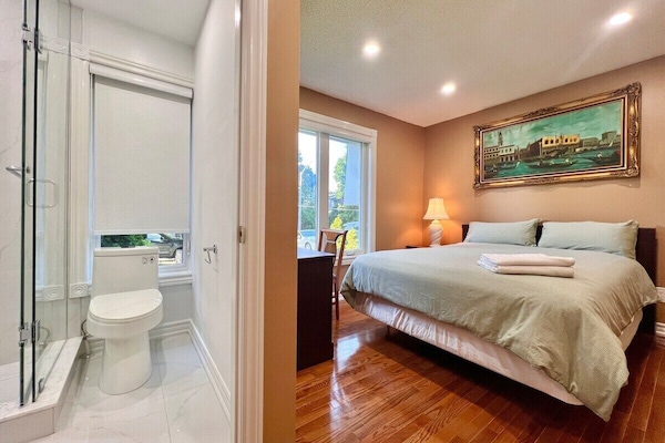 Premium Room, 1 Queen Bed, Private Bathroom | Egyptian cotton sheets, premium bedding, desk, laptop workspace