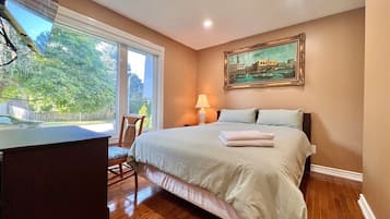 Deluxe Double Room, 1 Queen Bed, Private Bathroom | Egyptian cotton sheets, premium bedding, desk, laptop workspace