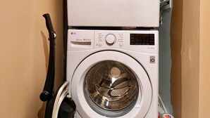 Uma máquina de lavar e secar empilhadas numa lavanderia.