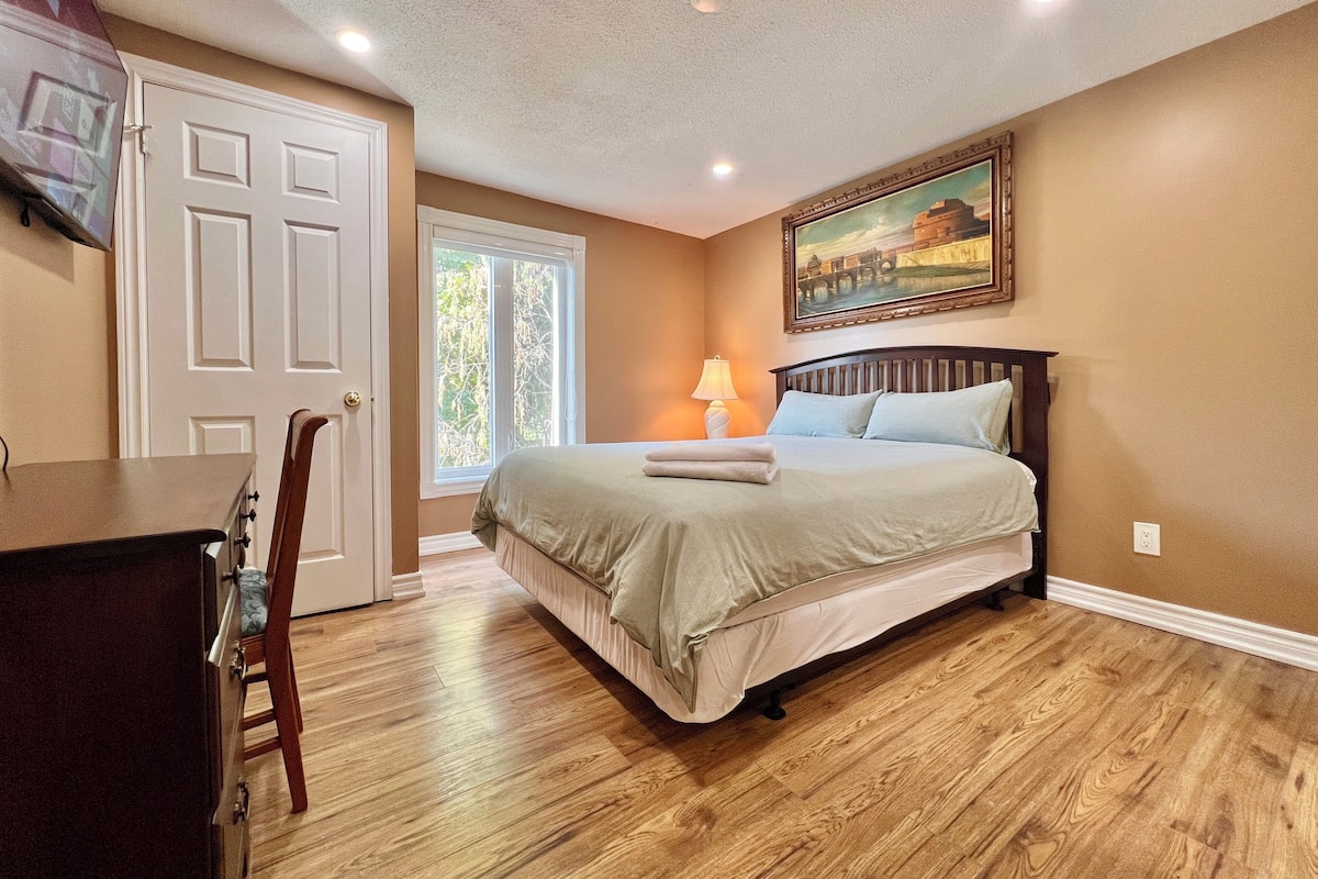 Deluxe Room, 1 Queen Bed, Private Bathroom | Egyptian cotton sheets, premium bedding, desk, laptop workspace