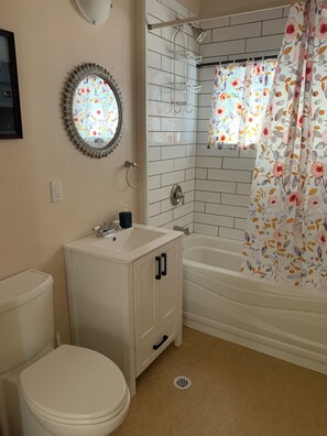 Haartrockner, Handtücher, Seife, Shampoo