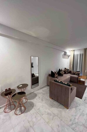 TV - BRAND NEW! COZY , Bright 'n Specious  in Gueliz: (Marrakech)