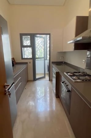 Fridge, microwave, stovetop, dishwasher