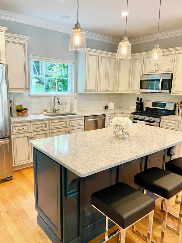 Mikrobølgeovn, ovn, kokeplater og oppvaskmaskin